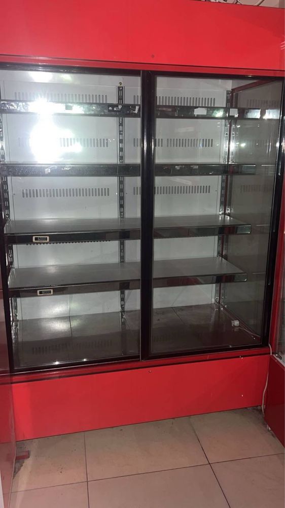 СрПродаёся витринный холодильник в новом состояние пользовались месяц