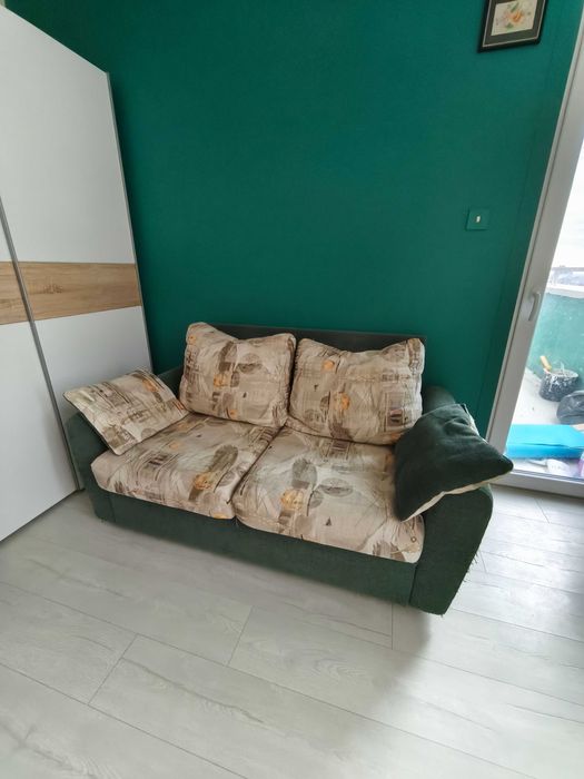 Двуместен диван в зелено