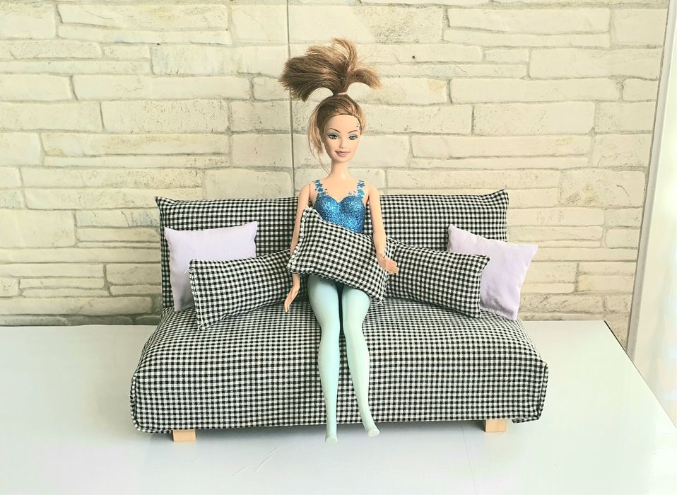 Мини диван за кукли в бяло и черно каре