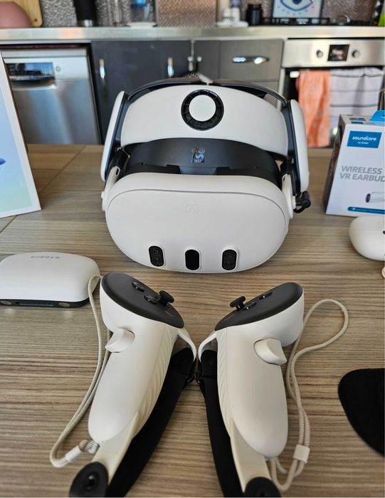 Meta Quest 3 (128GB) + Пълен комплект (слушалки, каишка, кейс, кабел)