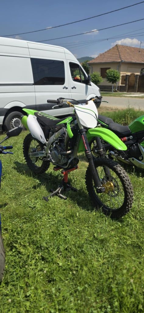 Vând acest cross kawasaki 400 bine intretinut