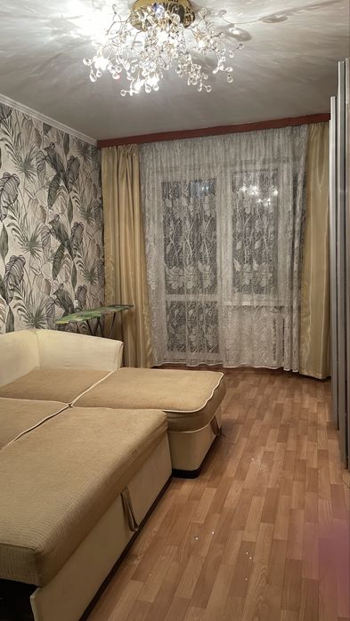 Бежевый Диван бу из плотной ткани рожка