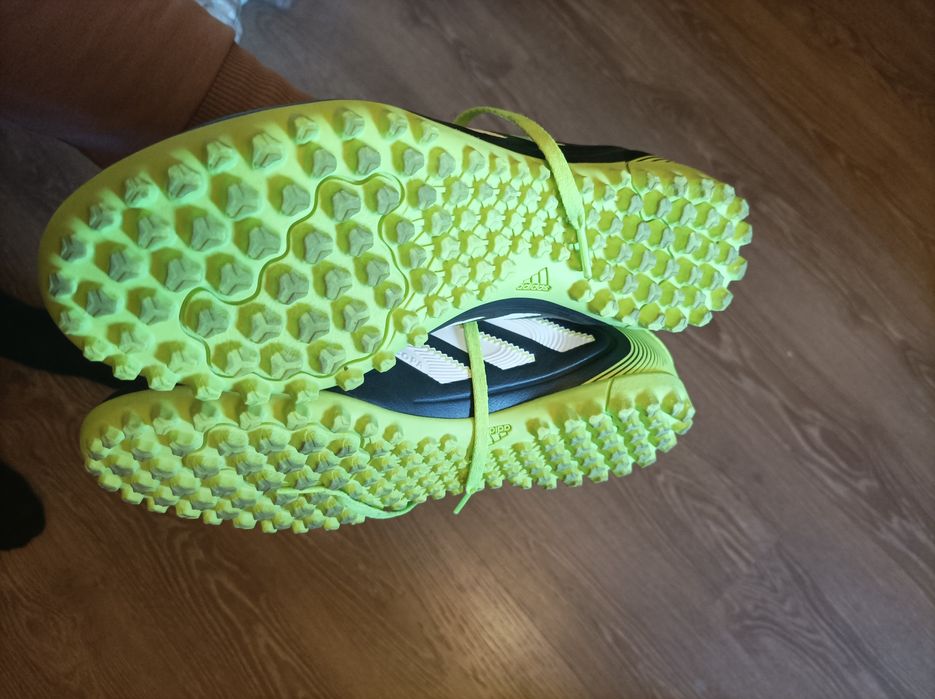 Vând papuci de fotbal Adidas