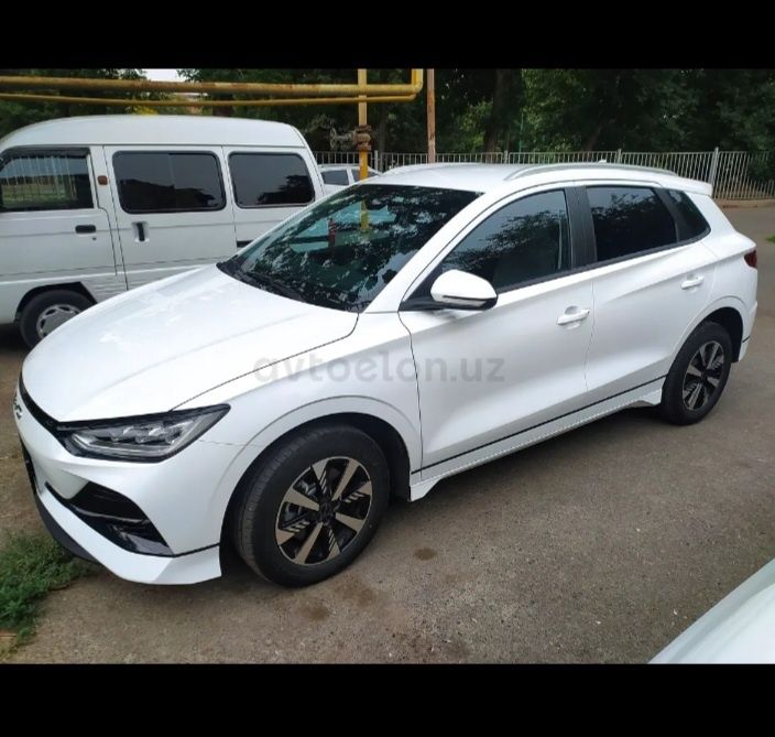 BYD e2 electric mobile. Петно бор