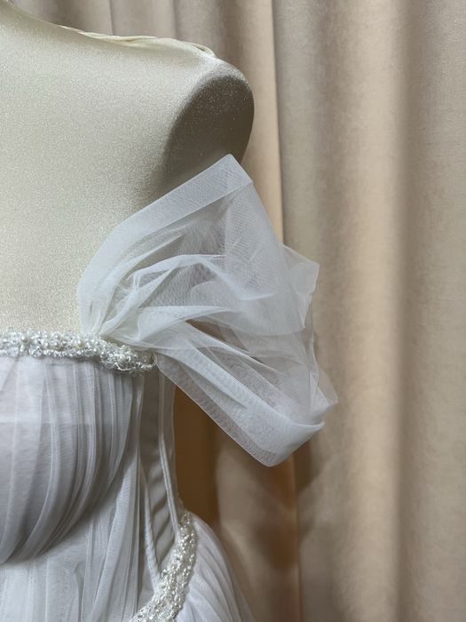 Rochie de Mireasa cu corset reglabil si 2 tipuri de maneci detasabile.