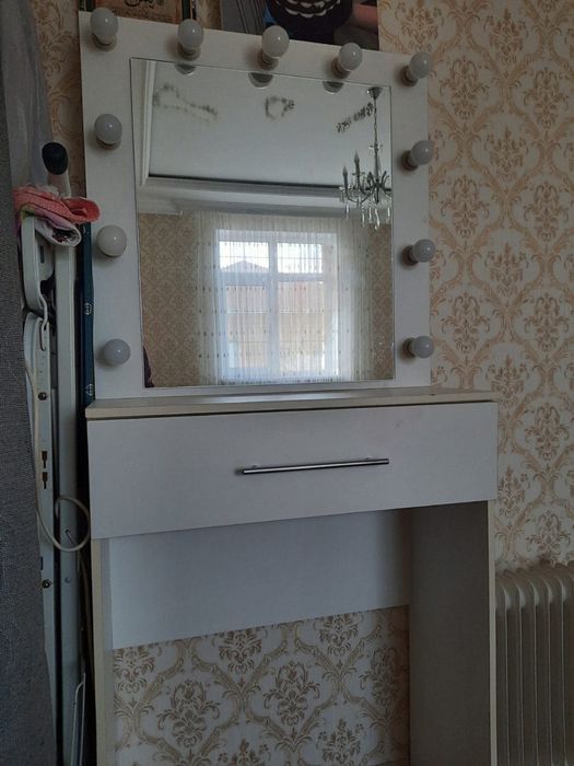 Продам макияжный столик, все лампочки работают