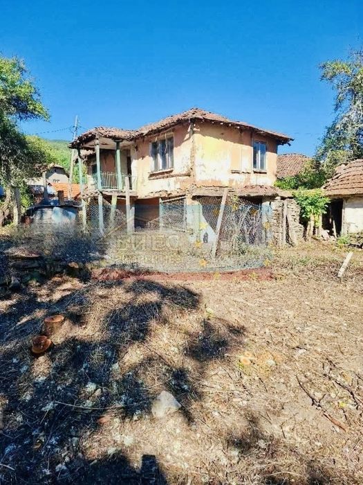 Стара къща с голям парцел 1640 м2