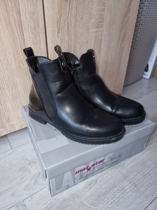 Черни ниски боти кожа и лак