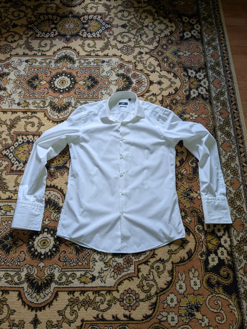 L. Cămașă butoni Boss.