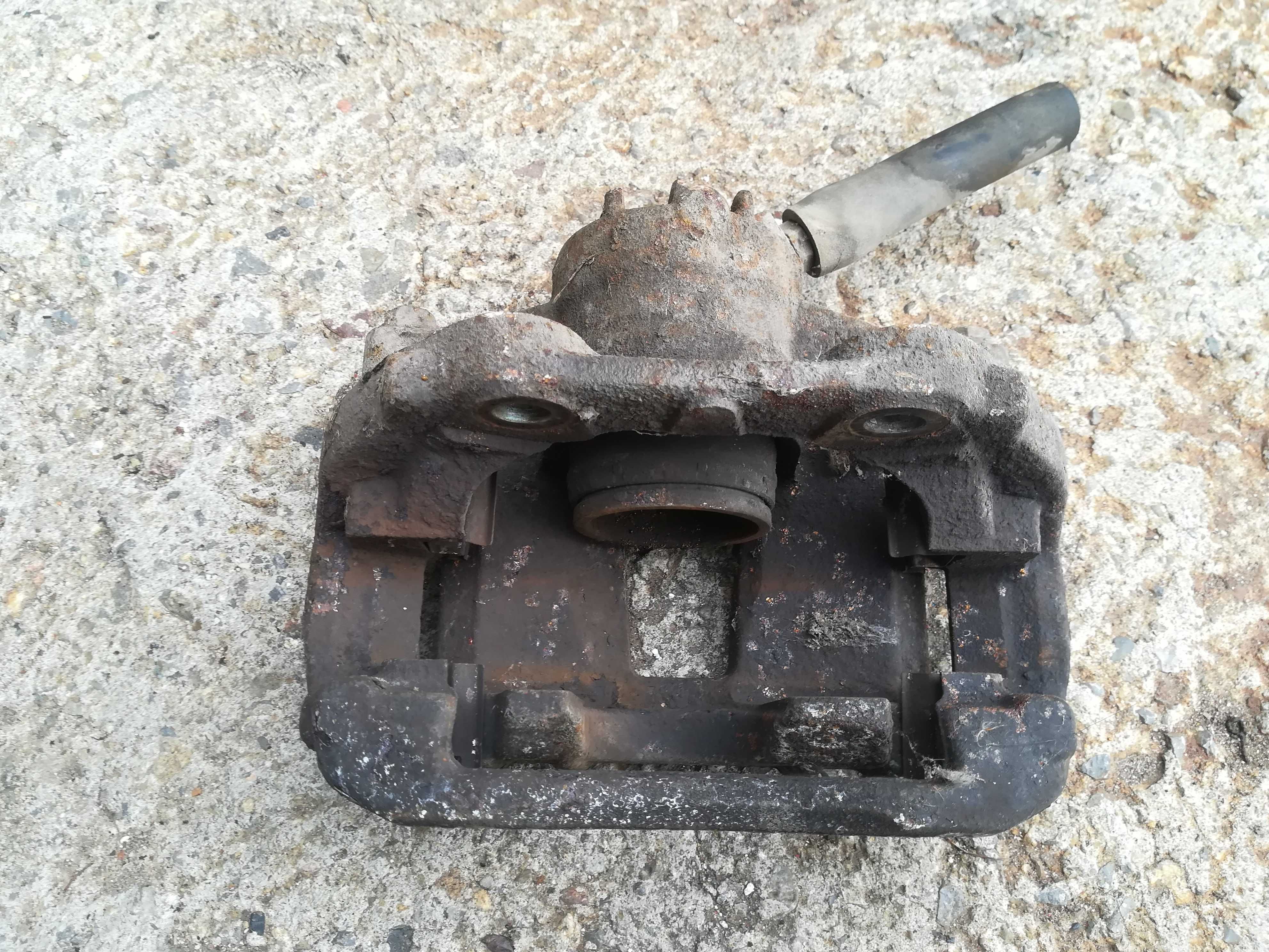 Пежо Peugeot 307 предни спирачни апарати десен спирачен апарат супорт