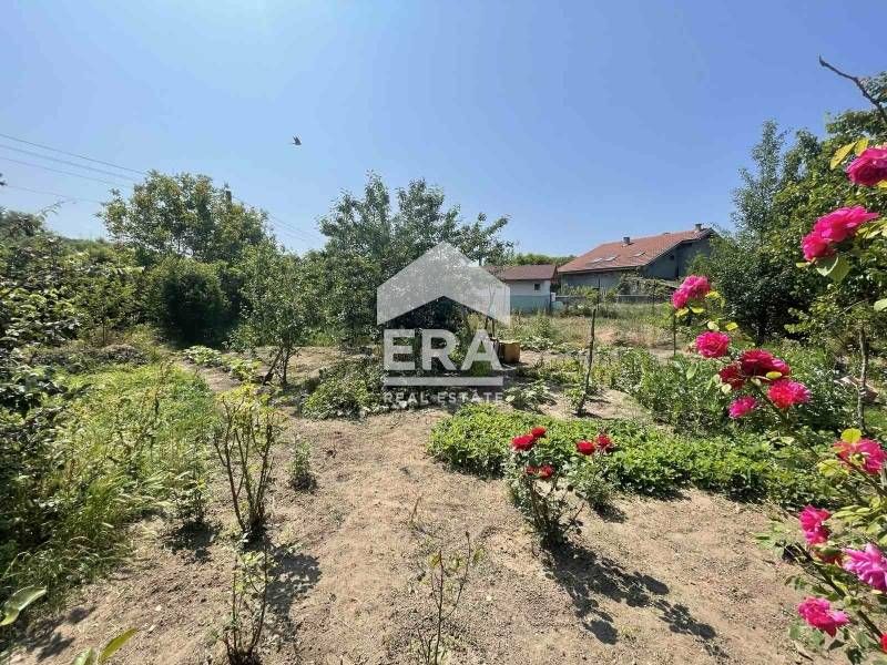 Ексклузивен първи етаж от двуетажна масивна къща за продажба, с двор,