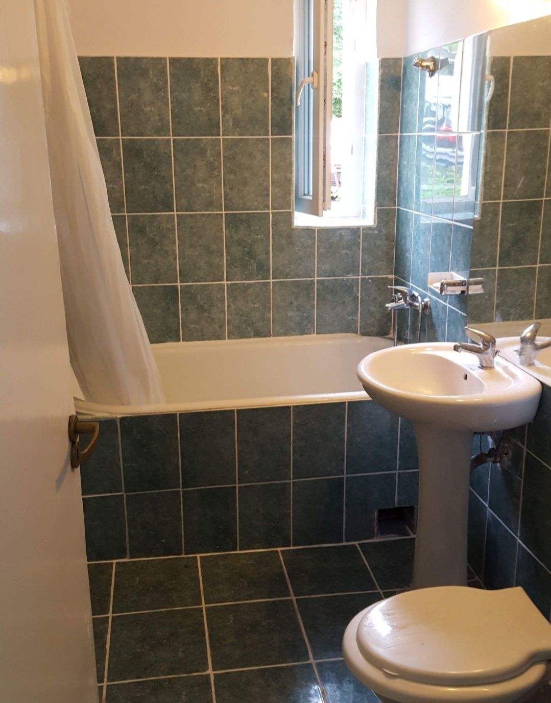Pers. fizica vand ap.  2 camere, decomandat, parter  Donath