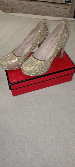 Tufli sotiladi 200.000