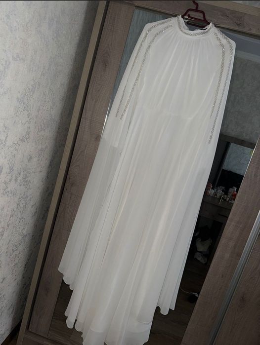 Платье на никах белое