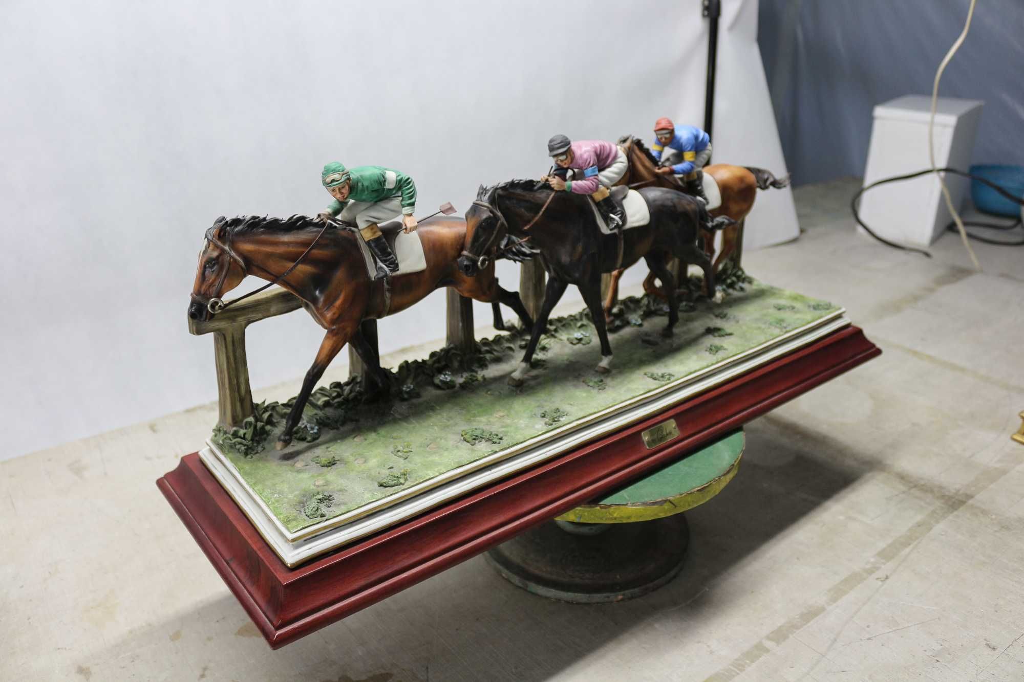 Статуэтка из фарфора Скачки на Лошадях Capodimonte Италия