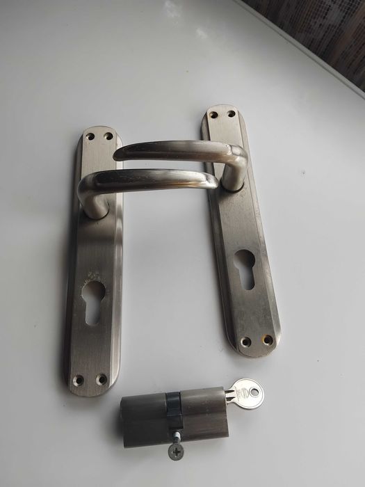 Продавам метални врати