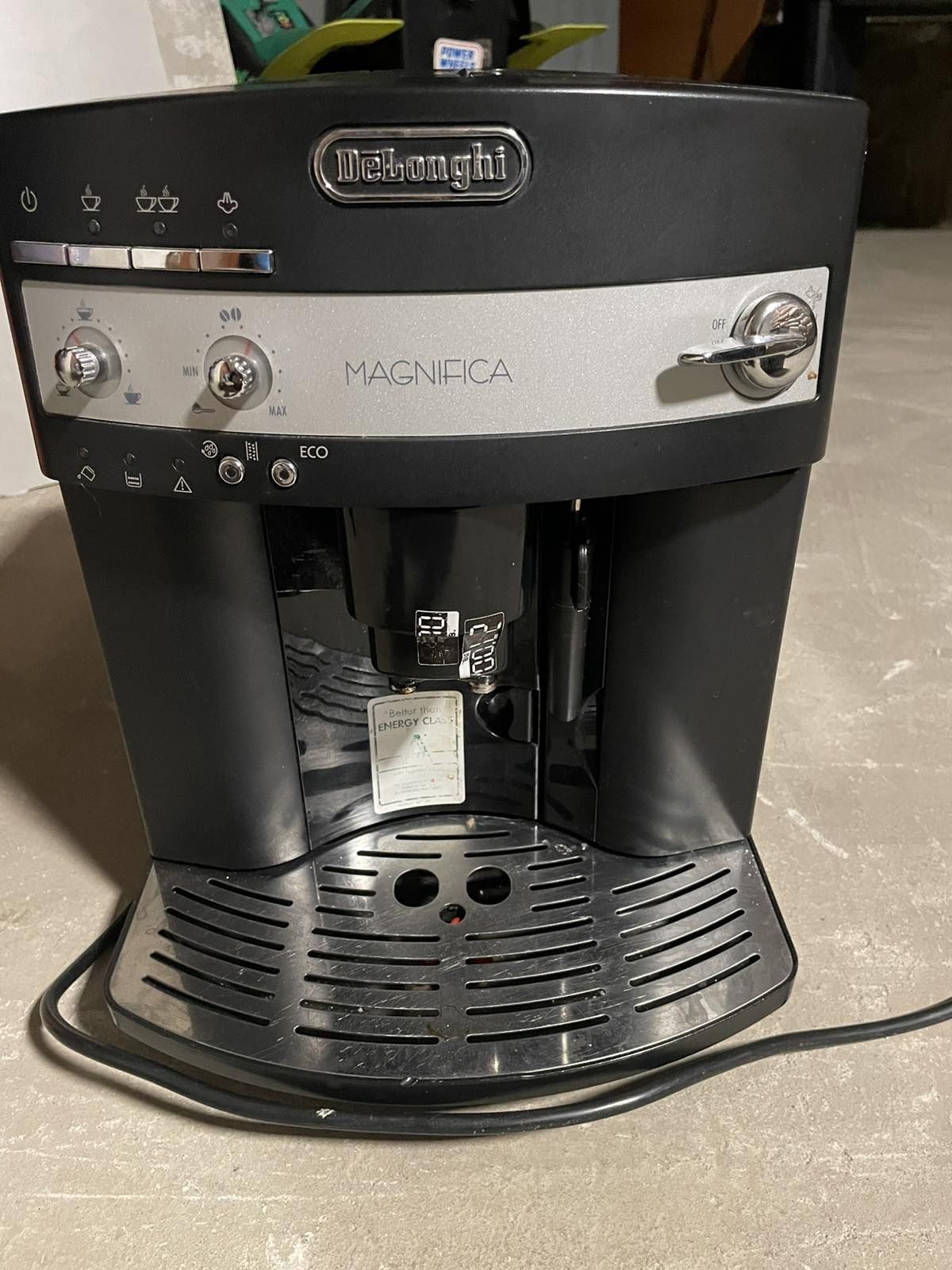 Кафемашина Delonghi Magnifica автомат за кафе на зърна