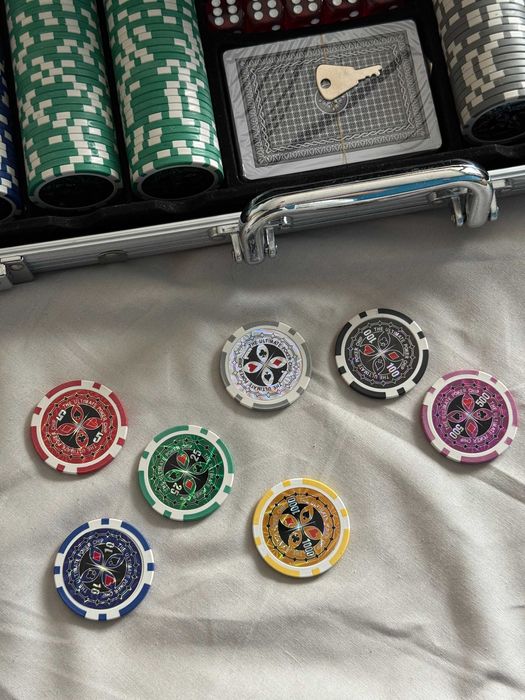 Комплект за покер 500 чипа метална кутия и аксесоари