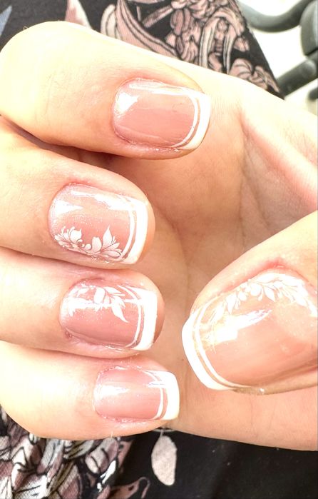 Realizez unghii cu oja semi la domiciliul clientei