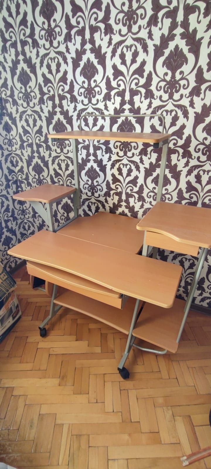 Продам  компьютерный стол