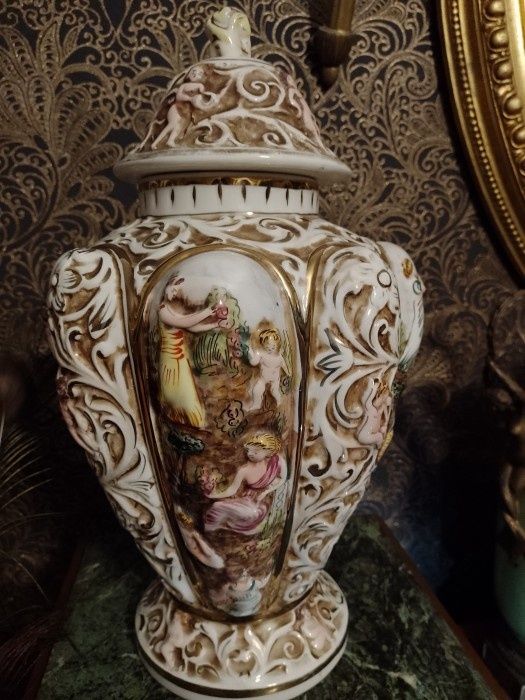 Vas de dimensiuni mari din porțelan fin Capodimonte,piesa cu o lucrătu