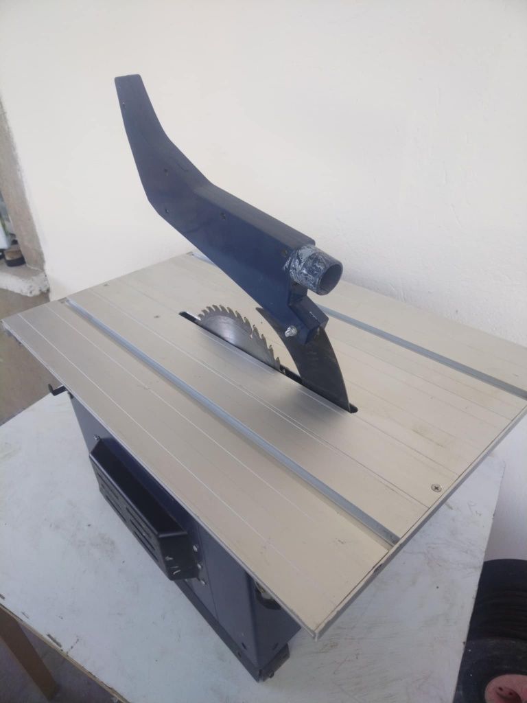 Стационарен циркуляр FERM TSM1033, Ф 250 mm, 1800 W
ЦЕНА: 280лв / тел.