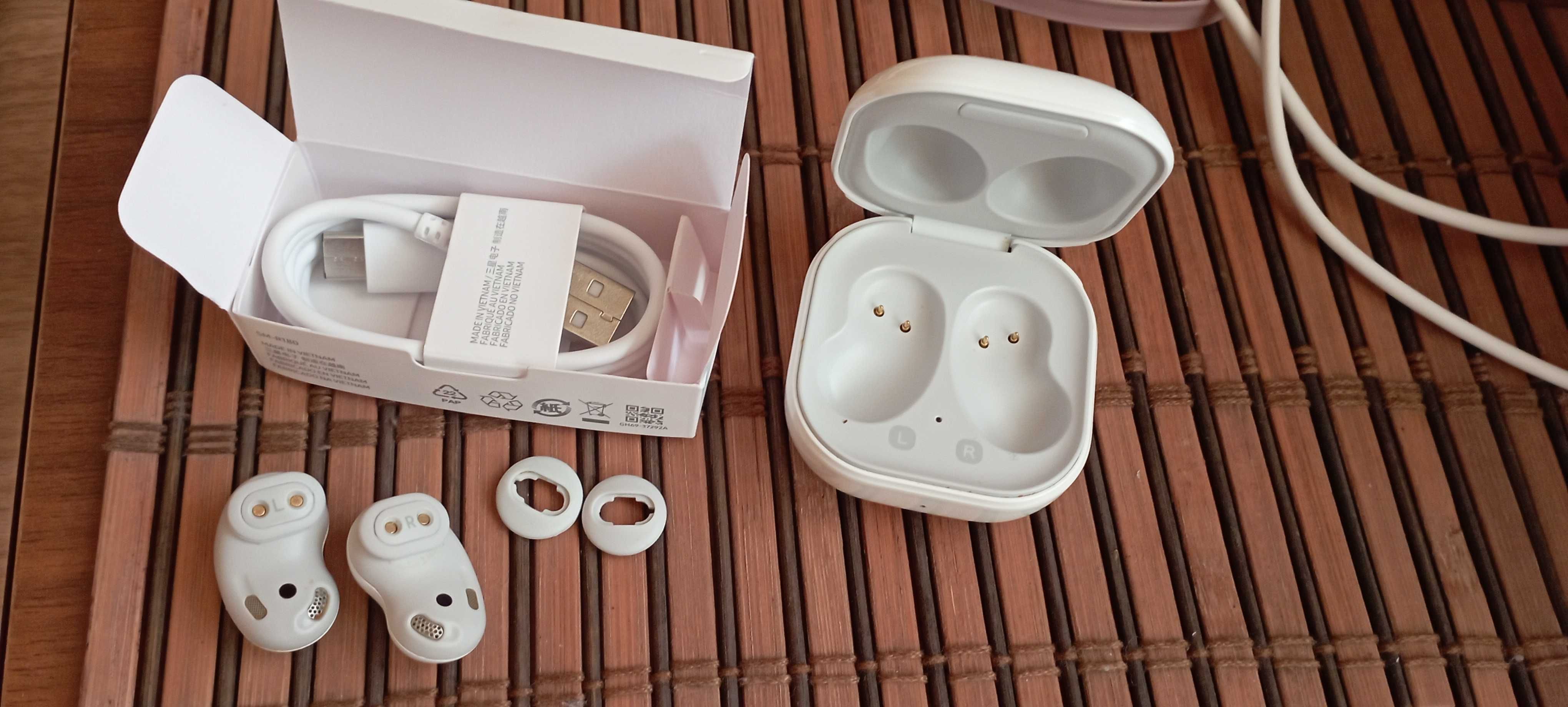 Безжични слушалки Samsung Galaxy Buds Live (sm-r180) mystic white.