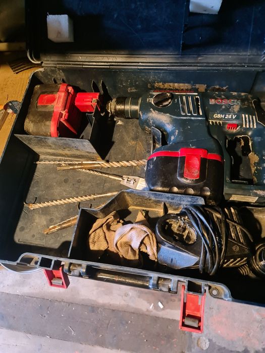 Продавам перфоратор на батерии Бош
