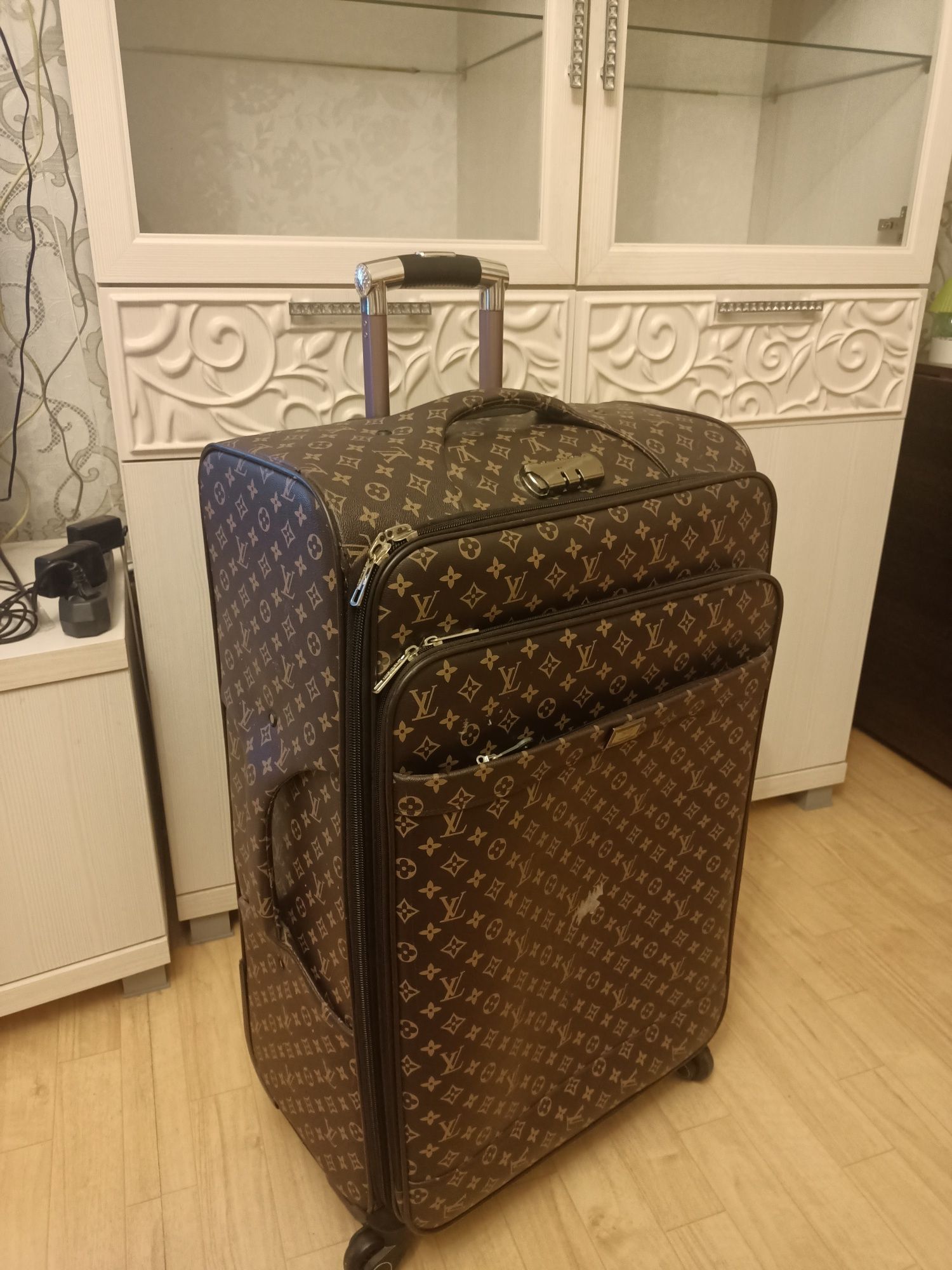 Продам большой чемодан 15000