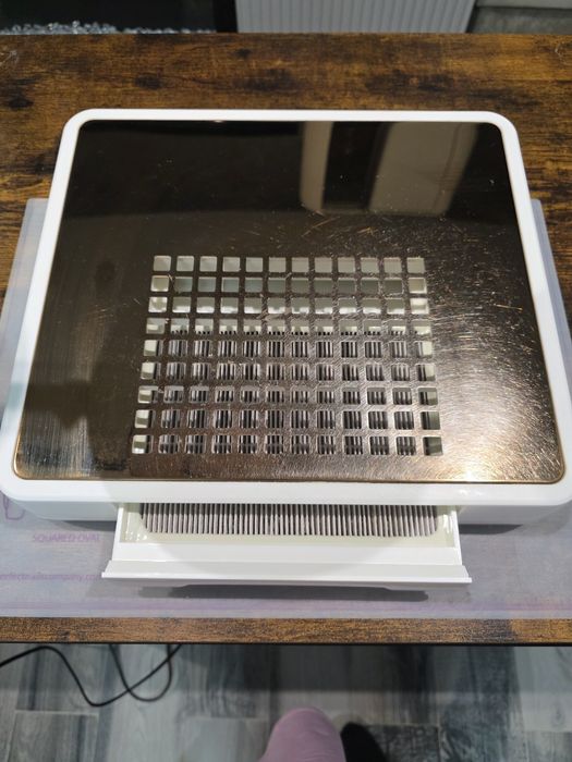 Vând masa manichiura cu toate aparatele necesare