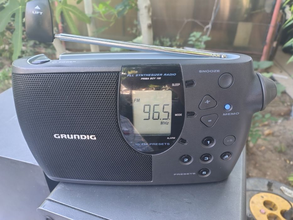 Vând vând radiouri dual grundig Sony