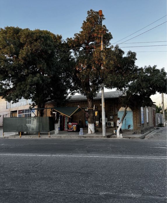 Xovli sotiladi yul ustida joylashgan eski shaxar bozor oldida