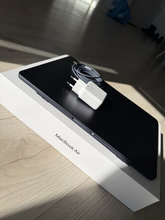 Vând MacBook Air 15 M4 absolut nou cutie + accesorii