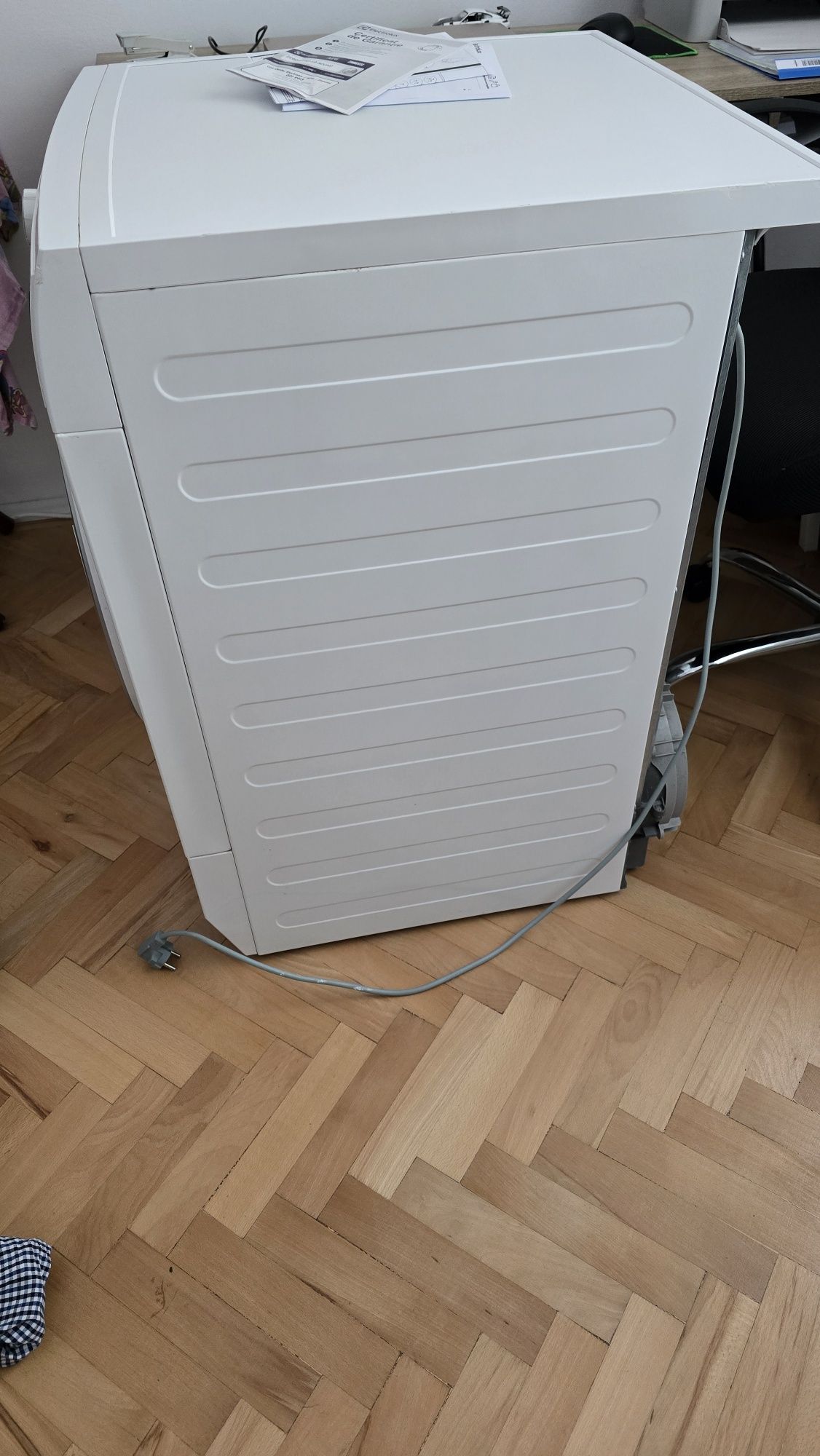 Vând uscător rufe Electrolux