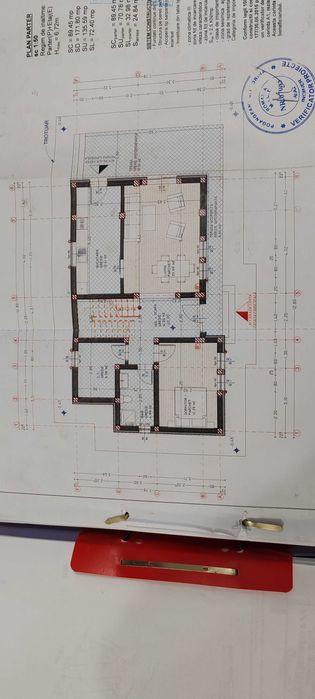 Casa la rosu de vânzare