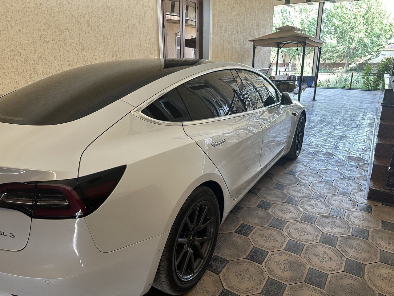 Tesla Eliktira mobil kiraskasi toza qolgan malumotni telfon qililar