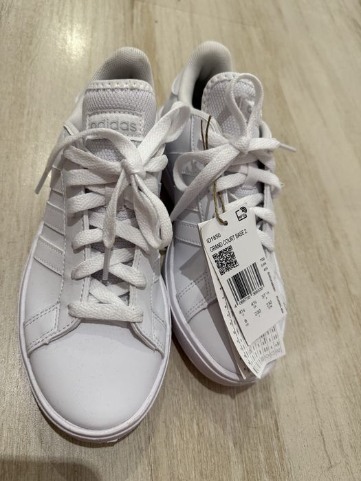 Дамски обувки Adidas Чисто нови!