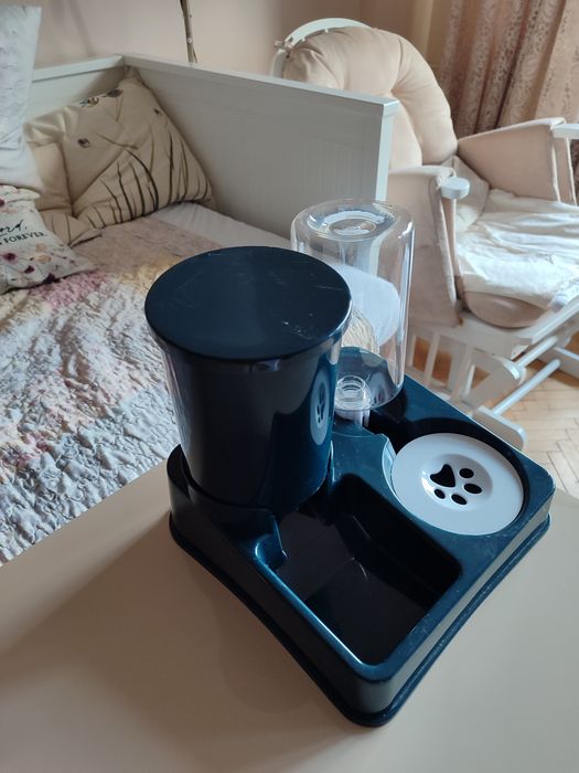 Хранилка и поилка за котки