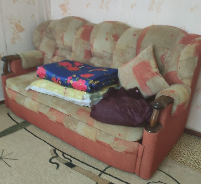 Продам б у мягкий уголок с журнальным столиком в хорошем состоянии