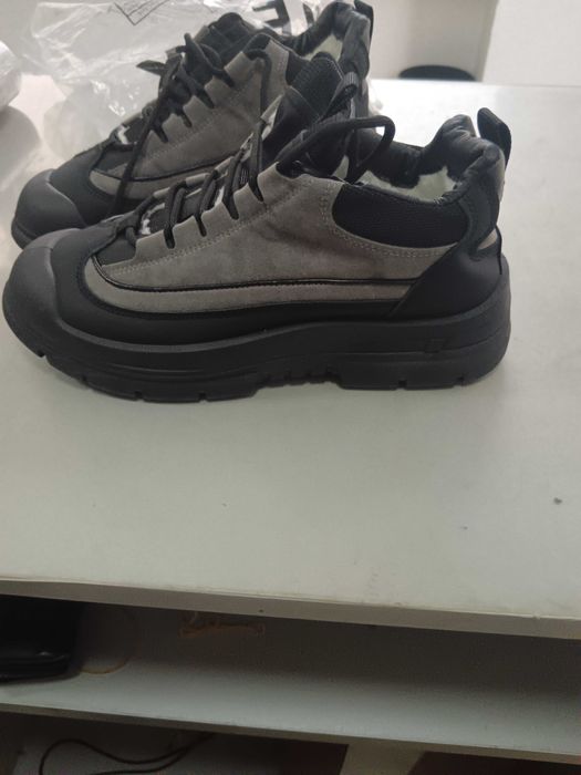 Обувки чисто нови