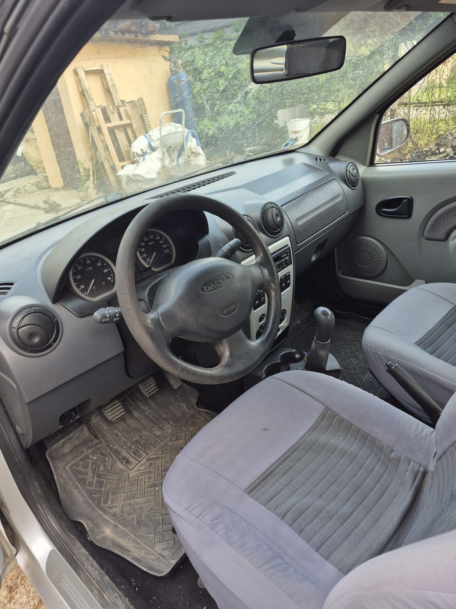 Vand Logan  de piese functional