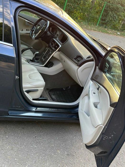 Vand Volvo V40 D4 in stare foarte buna