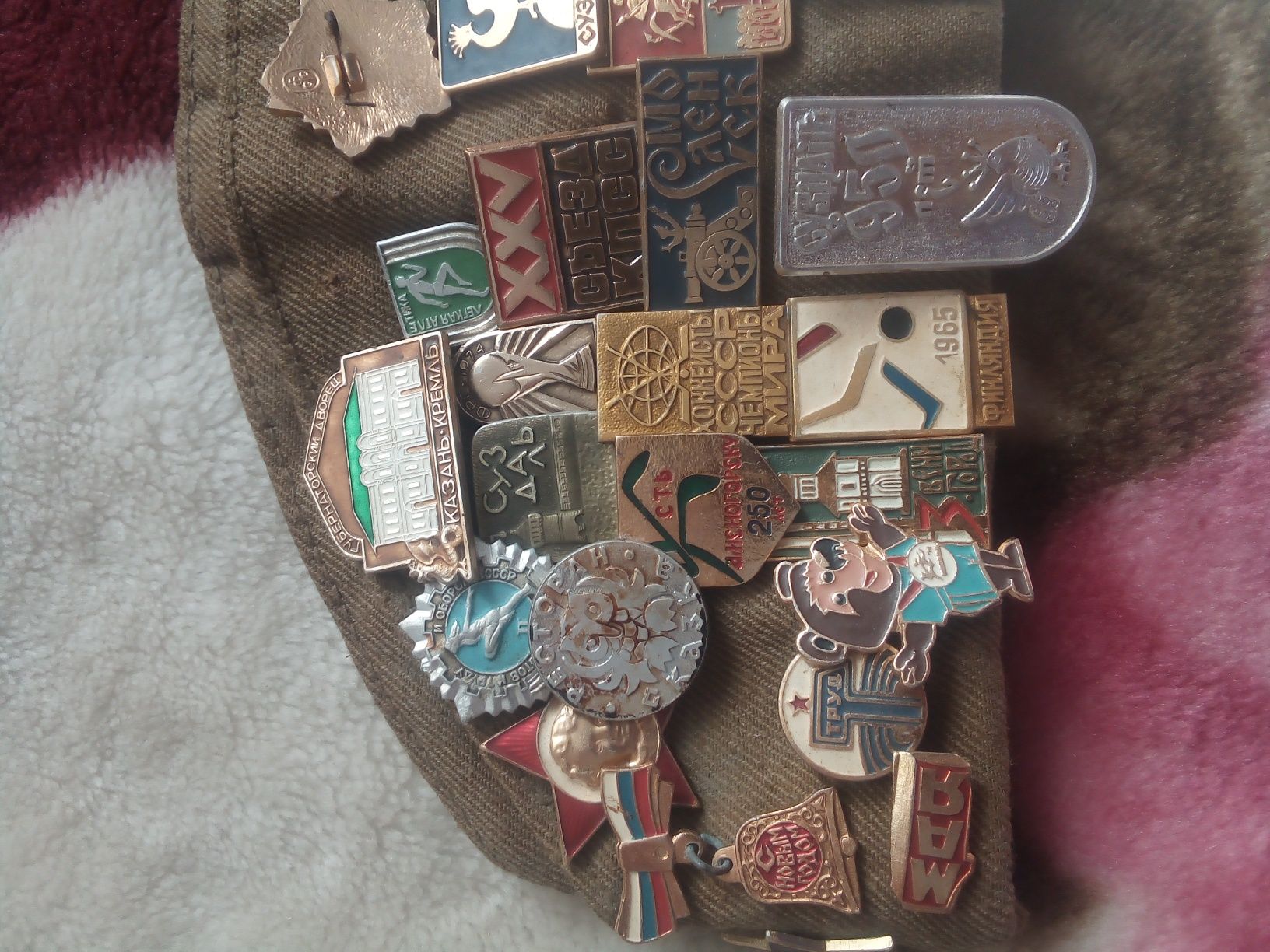 Boneta URSSS cu insigne, medalii