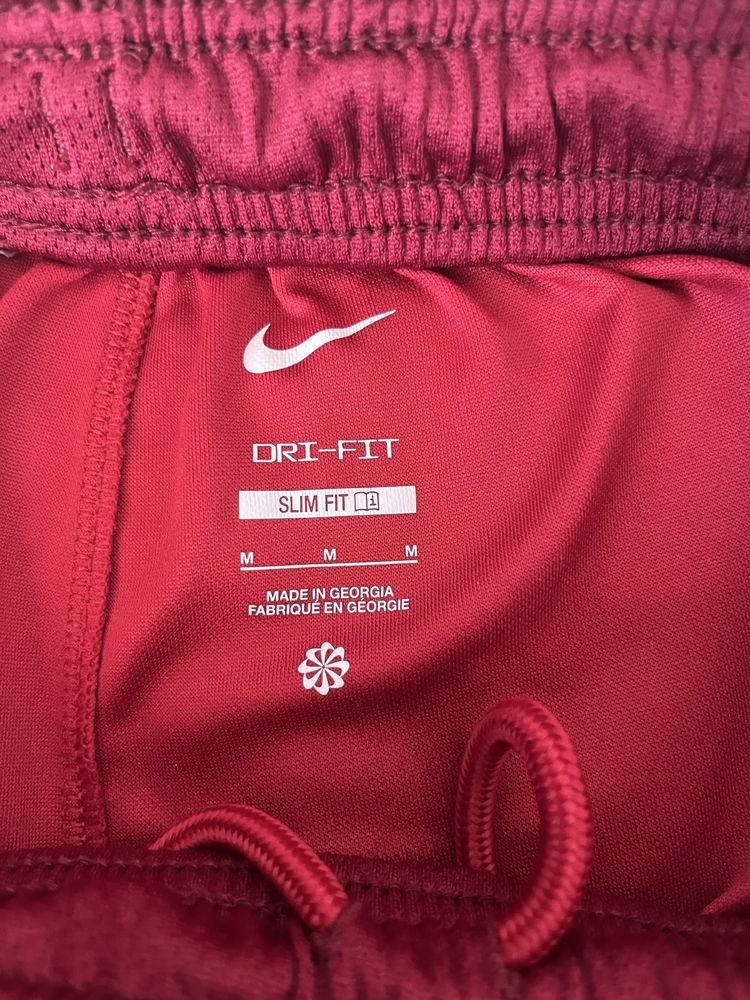 Продавам къси спортни гащи.