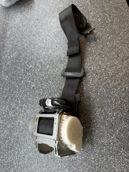 Audi Q3 19-23 заден десен колан