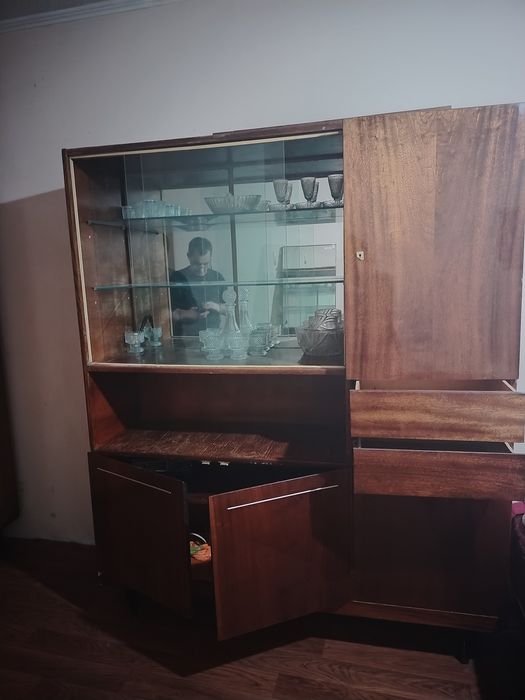 Винтажных деревянный сервант ( шкаф для посуды.) ССР.