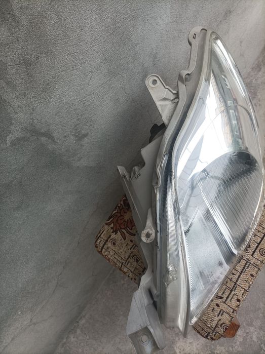 Левая фара на Тойота Ярис састаяния отлична