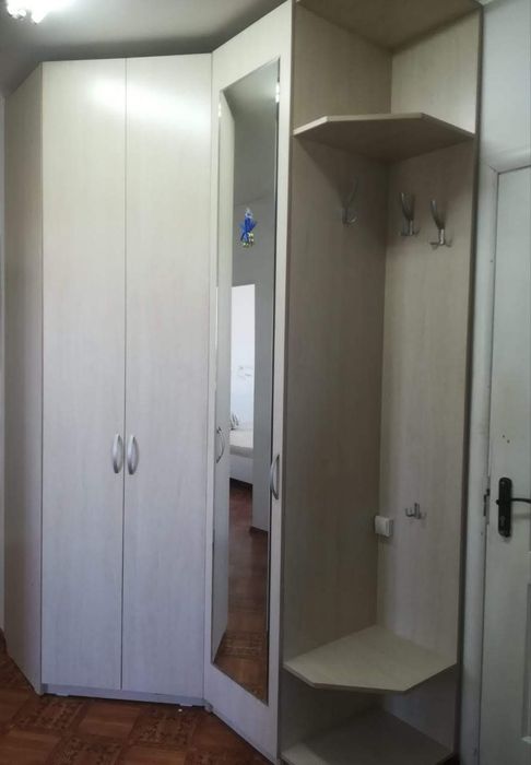 Продам шкаф в прихожую с зеркалом
