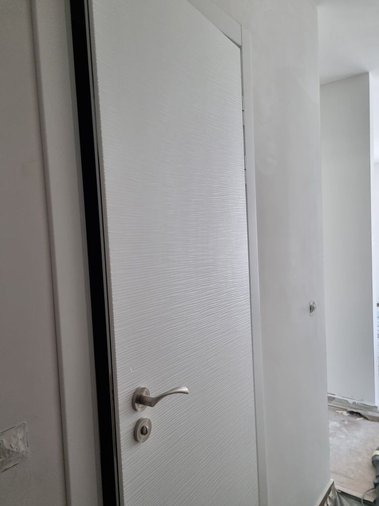 Нова, немонтирана алуминиева/MDF врата за баня