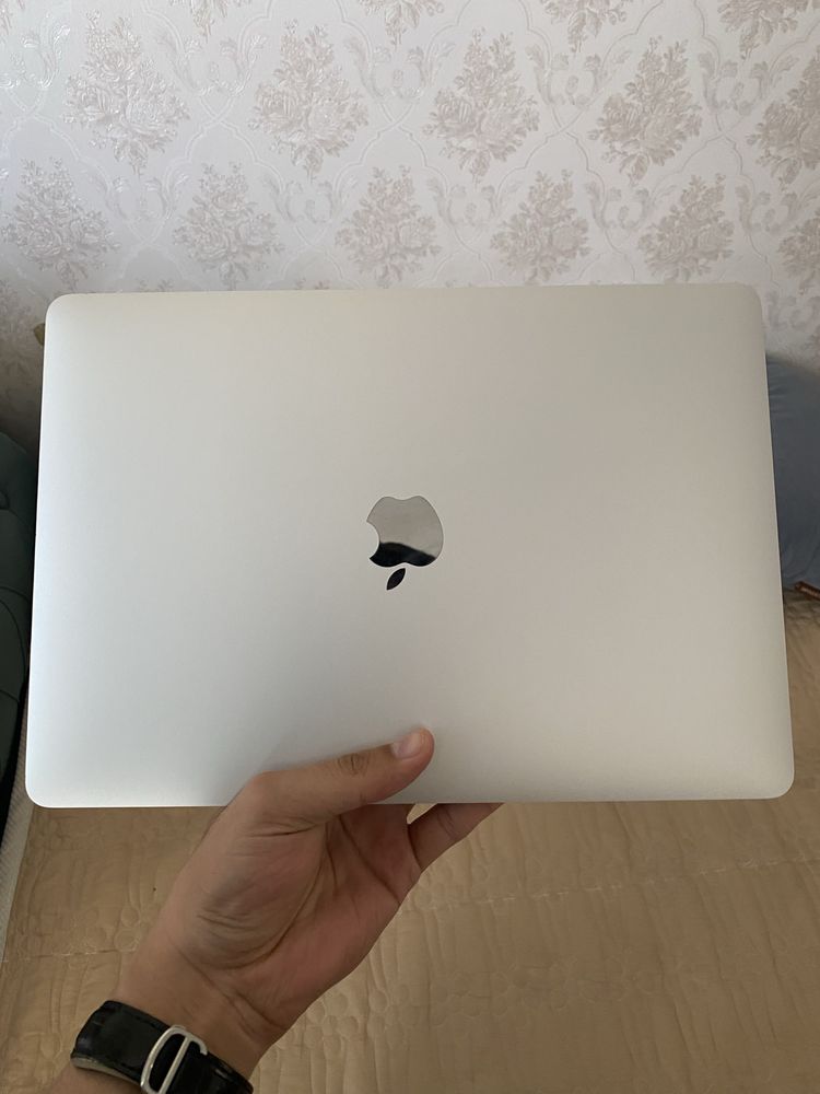 Продам Macbook 13 M1 8/256 идеал